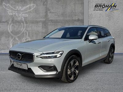 Vapour grey / metallic Gebraucht 2023 Volvo V60 CC Plus Kombi | 38.780 € (Fairer Preis)