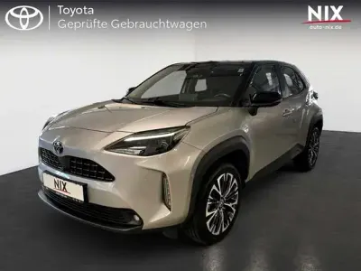 Gebraucht Toyota Yaris Elegant 116 PS (85 kW) 2022 Shimmering silver metallic, dach schwarz Kleinwagen