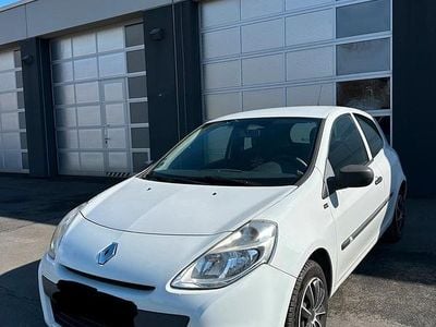 Second-hand Renault Clio II 75 CP (55 kW) 2011 Alb Hatchback