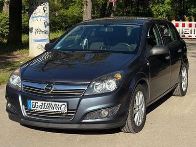 Używany Opel Astra Selection 116 KM (85 kW) 2009 Niebieski Sedan/Limuzyna