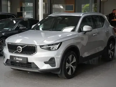 Gebraucht Volvo XC40 Core 163 PS (119 kW) 2023 Silver dawn / metallic (metallic) SUV