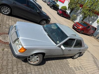 Usata Mercedes E230 134 CV (98 kW) 1989 Argento Berlina