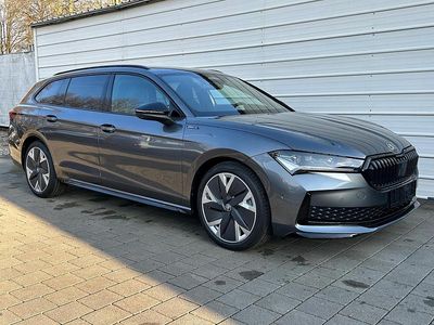 Neu Skoda Superb SportLine 265 PS (194 kW) 2025 Graphite grau metallic Kombi