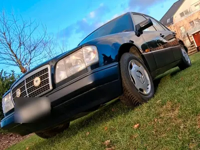 Gebraucht Mercedes E220 150 PS (110 kW) 1995 Blau Limousine