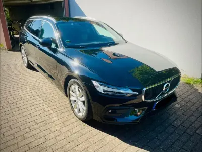 Gebraucht Volvo V60 Momentum 190 PS (139 kW) 2020 Schwarz Kombi