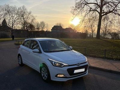 Weiß Gebraucht 2016 Hyundai i20 Classic Limousine | 7.000 € (Fairer Preis)