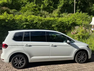 Gebraucht VW Touran Highline 150 PS (110 kW) 2022 Weiß Van / Kleinbus