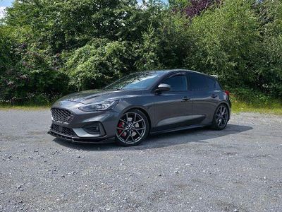 Grau Gebraucht 2020 Ford Focus Performance Edition Limousine | 21.299 € (Fairer Preis)