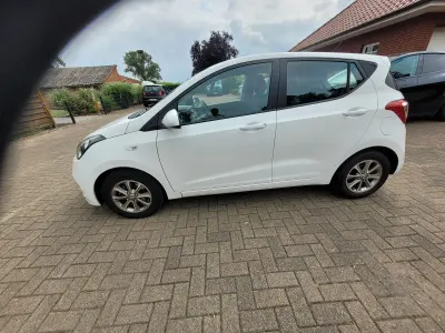 Gebraucht Hyundai i10 Trend 67 PS (49 kW) 2016 Weiß Kleinwagen