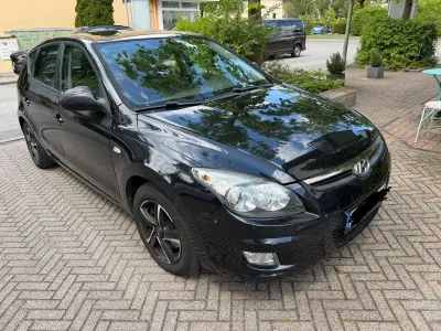 Używany Hyundai i30 Comfort 109 KM (80 kW) 2009 Czarny Sedan/Limuzyna
