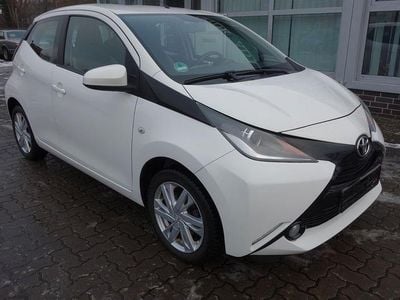 Gebraucht Toyota Aygo X-play 69 PS (50 kW) 2015 Weiß Kleinwagen