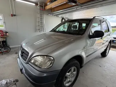 Gebraucht Mercedes ML320 218 PS (160 kW) 2000 Silber SUV