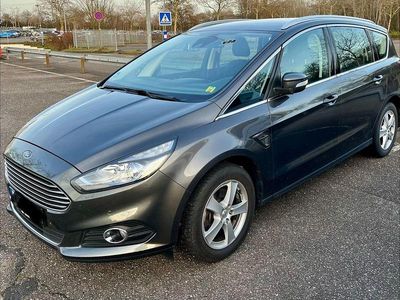 Grau Gebraucht 2018 Ford S-MAX Titanium Van / Kleinbus | 17.400 € (Teuer)