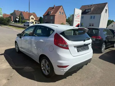 Gebraucht Ford Fiesta Titanium 95 PS (69 kW) 2012 Frozen white Kleinwagen