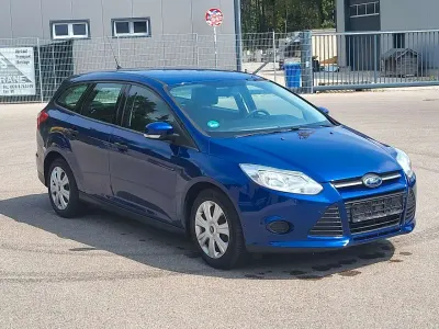 Gebraucht Ford Focus 101 PS (74 kW) 2014 Blau Kombi