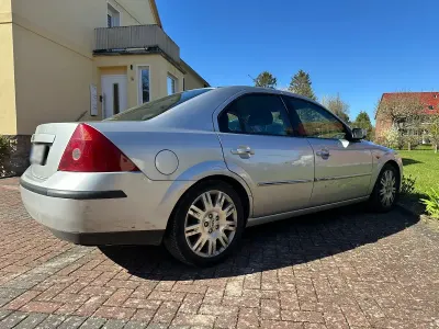 Używany Ford Mondeo Trend 125 KM (91 kW) 2001 Srebrny Sedan/Limuzyna
