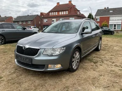 Gebraucht Skoda Superb Elegance 140 PS (102 kW) 2011 Grau Kombi