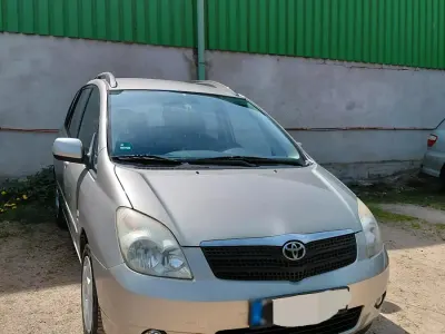 Second-hand Toyota Corolla Verso 110 CP (80 kW) 2004 Argintiu Monovolum