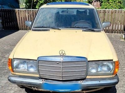Gebraucht Mercedes 200 54 PS (39 kW) 1979 Gelb Limousine