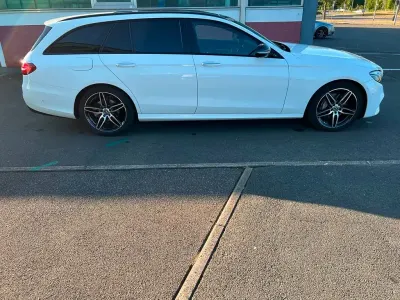 Gebraucht Mercedes E220 AMG line 194 PS (142 kW) 2017 Weiß Limousine