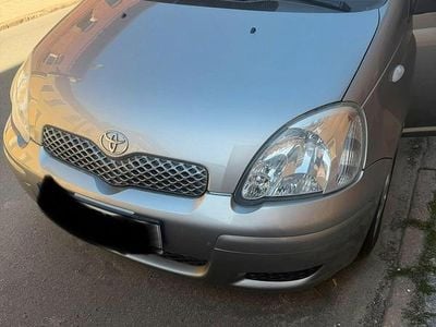 Usata Toyota Yaris 65 CV (47 kW) 2005 Oro Utilitaria