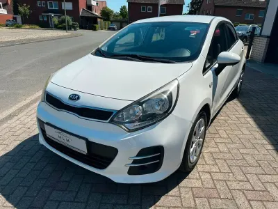 Gebraucht Kia Rio Attract 75 PS (55 kW) 2015 Weiß Limousine
