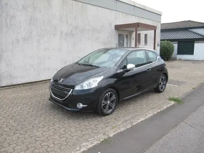 Gebraucht Peugeot 208 Allure 120 PS (88 kW) 2014 Schwarz Kleinwagen