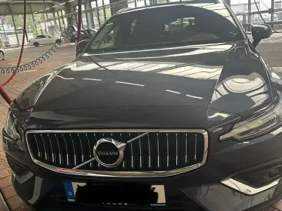 Gebraucht Volvo V60 Inscription 197 PS (144 kW) 2021 Blau Kombi