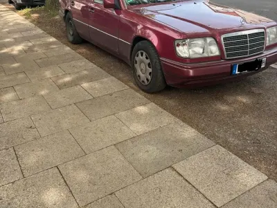 Gebraucht Mercedes E220 150 PS (110 kW) 1993 Rot Limousine