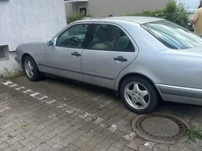 Używany Mercedes E280 Classic 204 KM (150 kW) 1997 Srebrny Sedan/Limuzyna