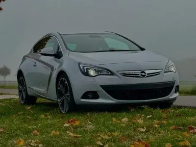 Usata Opel Astra GTC Innovation 140 CV (102 kW) 2013 Bianco Berlina