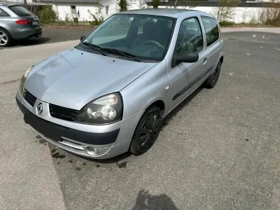 Używany Renault Clio II 58 KM (42 kW) 2005 Srebrny Hatchback