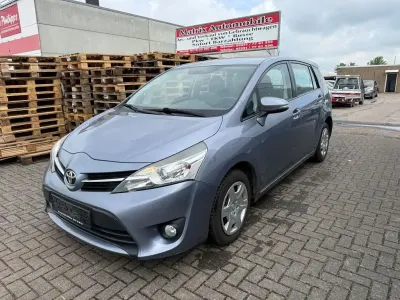 Gebraucht Toyota Verso Life 124 PS (91 kW) 2013 Silber Van / Kleinbus