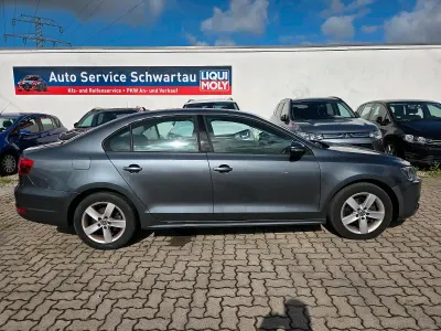Gebraucht VW Jetta 105 PS (77 kW) 2011 Grau Limousine
