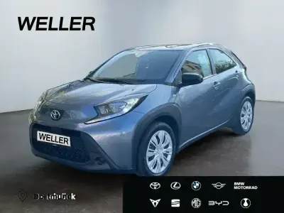 Neu Toyota Aygo X Business Edition 72 PS (52 kW) 2025 Blau SUV