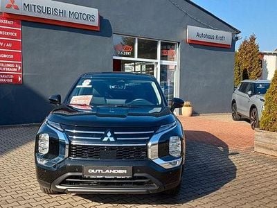 Neu Mitsubishi Outlander P-HEV Plus 136 PS (100 kW) 2026 Schwarz SUV