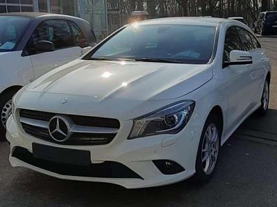 Gebraucht Mercedes CLA180 Shooting Brake Urban 122 PS (89 kW) 2016 Weiß Kombi