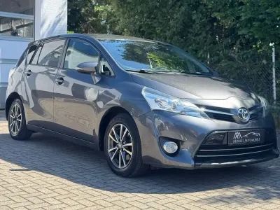 Gebraucht Toyota Verso Life 147 PS (108 kW) 2013 Grey metallic Van / Kleinbus