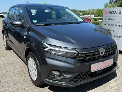 Usado Dacia Sandero Comfort 101 CV (74 kW) 2022 Gris Utilitario