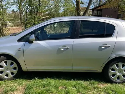 Używany Opel Corsa Satellite 69 KM (50 kW) 2011 Srebrny Hatchback