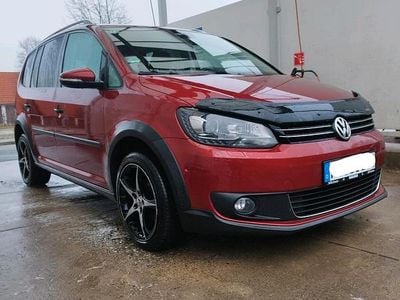 Rot Gebraucht 2011 VW Touran Cross Van / Kleinbus | 11.499 € (Teuer)
