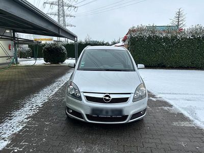 Grau Gebraucht 2007 Opel Zafira Van / Kleinbus | 5.399 € (Teuer)