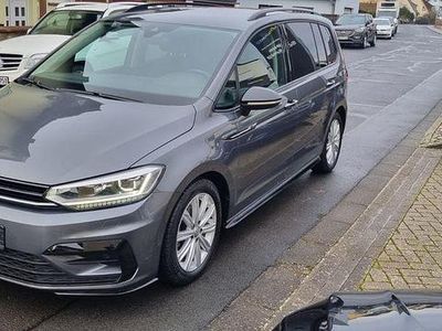 Grau Gebraucht 2019 VW Touran Highline Van / Kleinbus | 29.990 € (Etwas zu teuer)