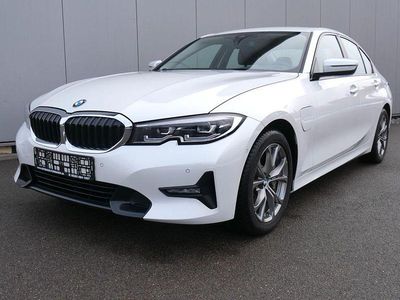 Weiß Gebraucht 2019 BMW 330e Sport Line Limousine | 21.990 € (Teuer)