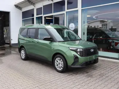 Neu Ford Tourneo Courier Titanium 125 PS (91 kW) 2026 Grün Van / Kleinbus