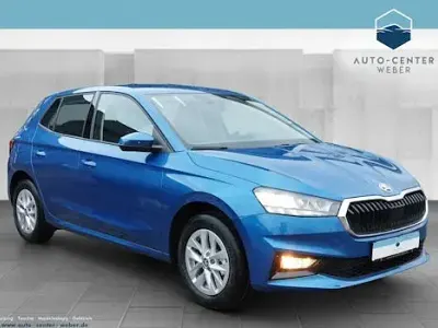 Neu Skoda Fabia Essence 95 PS (69 kW) 2025 Blau Limousine