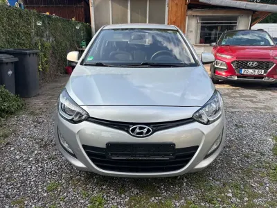 Gebraucht Hyundai i20 Edition 86 PS (63 kW) 2012 Sleek silver Kleinwagen