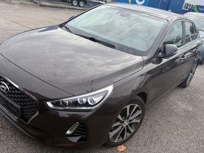 Demitasse brown Gebraucht 2017 Hyundai i30 Intro Edition Limousine | 13.100 € (Fairer Preis)