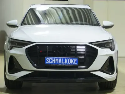 Gebraucht Audi e-tron Comfort 369 kW (503 PS) 2022 Gletscherweiss (metallic) SUV