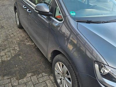 Grau Gebraucht 2019 VW Sharan Van / Kleinbus | 23.500 € (Fairer Preis)